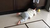 小宝宝“光速”匍匐前进，动作太搞笑了！