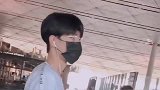 戴着发带的肖战真是少年感满满，五官尽显清秀，确定快30岁了