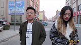 一对恋人街头秀恩爱聊天，一个问一个答，结果太逗了