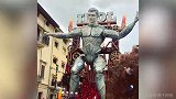 意大利狂欢节上的巨型C罗 这造型像不像足坛灭霸？