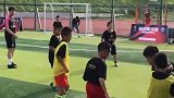 暖心！巴黎中国行马克斯维尔随队前来 耐心教小球迷踢球！