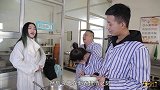 神经病人去食堂打饭，没想院长非让夸她，夸得太逗了