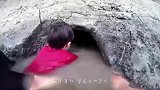 水管发出“怪响”，男子以身试险钻进去，果然逃出个大家伙！