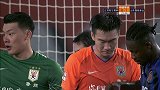 吉翔角球突袭前点 鲁能球员将球顶出底线