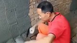 农村请来的抹灰工，这抹灰技术真不错，你们说呢