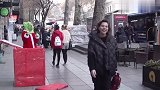 街头恶搞红箱内突然窜出圣诞怪人，过往路人瞬间被吓坏