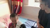 姐姐给弟弟买了新衣服，我也想要一个这样的姐姐