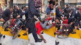 又一起？非裔抗议男子被美国警察抢走轮椅 瘫倒在地无力反抗