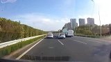 高速快车道，丰田慢悠悠，宝马看不下去了