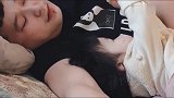 爸爸被小宝宝折腾累了，躺沙发上就睡着了，可她精力还那么旺盛