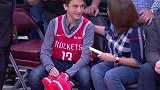 去现场看球要穿球衣 登哥赛后将原味的签名球鞋送给场边小球迷