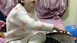 古筝表情很到位,这操作都看傻了