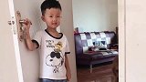 小主人不听话，金毛皮蛋劝他走时，关门的瞬间太有爱了
