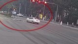 重庆大渡口：网约车路口抢黄灯 为躲行人撞上红绿灯杆