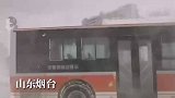 雪中行驶的公交车，简直是大片即视感！