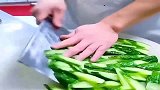 大厨切黄瓜的方式，就是和我们不一样，长知识了！