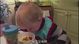 小宝宝手里拿着叉子，却问妈妈叉子去哪了，真让人哭笑不得