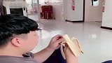 虎爸不给暖宝吃香蕉，没想到暖宝竟然这样说，网友：暖宝要挨揍了