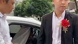 新娘因为彩礼的问题迟迟不肯下车，结局万万没想到