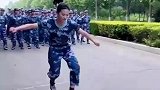 习武女生军训时，一套长拳惊艳全场
