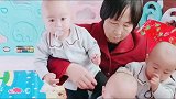 妈妈一胎生了三个儿子，这下奶奶每天都有活干了，真是崩溃了