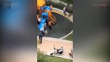 【福建】男子尾随中介进入小区 强抢小孩遭保安群众围堵