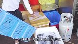 后夫妻街头卖小吃，份元，游客次买份，本地人被坑了