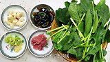 菠菜中放入2个皮蛋，第一次见这个做法，不炒不凉拌，出锅太鲜了
