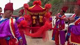 八抬大轿接新娘回家，好有地方特色，像是拍电影一样！