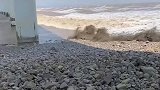 大老远来看钱塘江大潮，被浪拍迷糊了