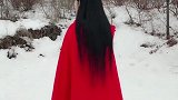 姑娘模仿岳绮罗，一件红披风冷艳无比，你觉得怎么样呢