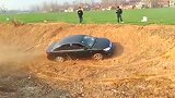 比亚迪轿车也敢当越野开，都封村了也不消停