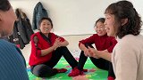 农民王小：打扑克，吃美味，东北丈人家过年，真热闹！