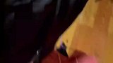 男子旅游遇到降温天气，洗好衣服晾在外面冻成衣干
