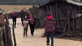 女孩子订婚了，男孩带花来家里女孩上前接花