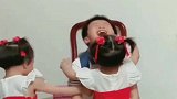 三胞胎妹妹都在等哥哥下学，要哥哥抱抱呢！