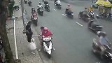 这种车祸该是谁的责任，瞬间两败俱伤！