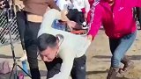 以为男子会轻松取胜，结果却出乎意料