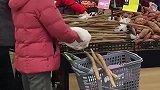 大妈去超市买菜竟看到这一幕
