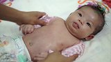 月嫂给新生宝宝做抚触，宝宝白白嫩嫩的看着好可爱啊