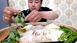 大叔吃一盘米线，撸得很大口，没有肉也吃得很香