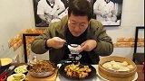 韩国大胃王一家兴森今天找了一家中餐厅吃饭,点了两三个菜!