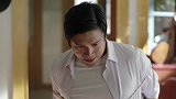 小伙演戏演全套，还把自己给打晕了，不得不佩服