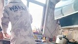 男子第一次学习炸鱼，鱼都没杀死就下锅了