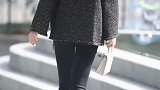 穿高跟鞋不会走路了，难搞哦
