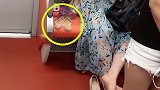 上海地铁一女子用臭袜子占爱心专座 网友：满屏都是臭脚味