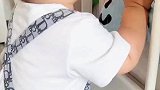 宝宝为了喝奶站起来了