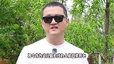 李亚鹏和妻子看女儿演出，拄拐杖腿脚不便，自曝为李嫣创办幼儿园