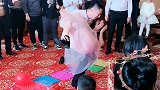 好不容易把伴娘抢过来，竟然抱不动，伴郎你不尴尬吗