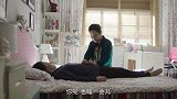亲家给换衣服 大妈特别感谢她的照顾